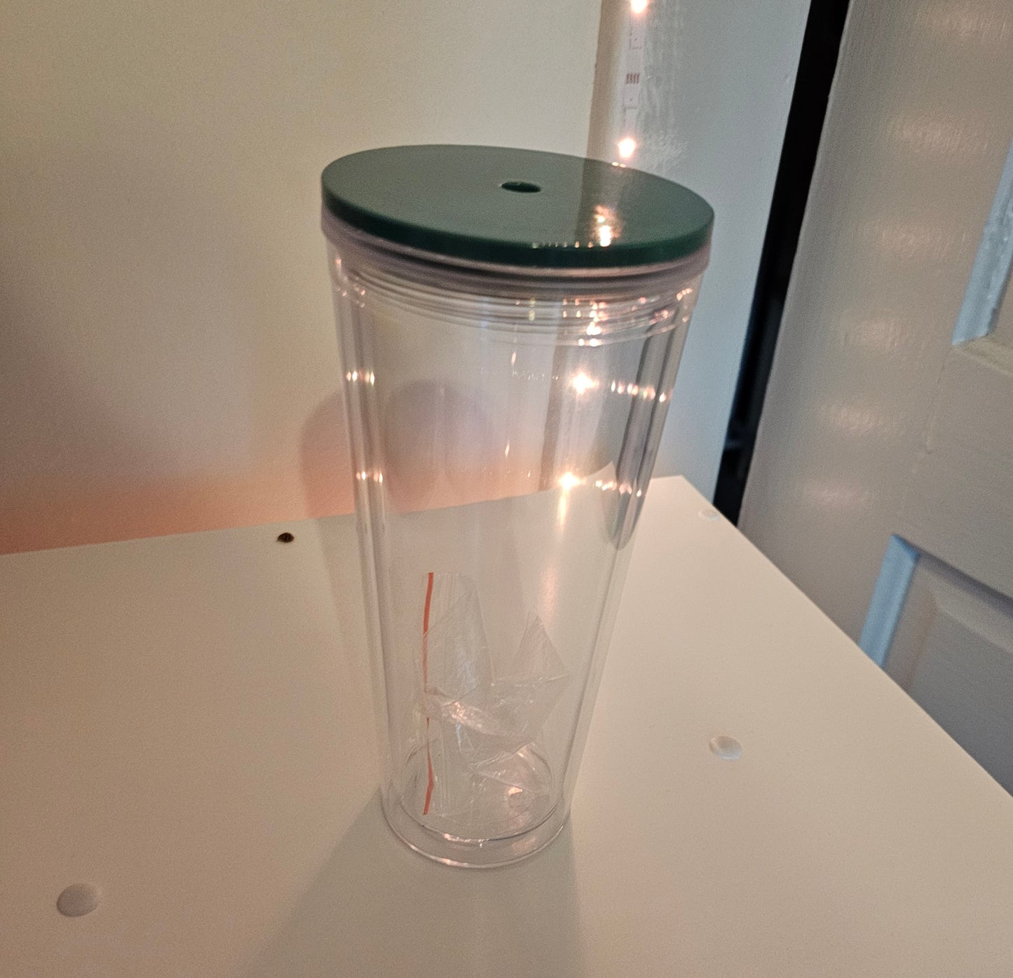 20oz acrylic snowglobe, green lid and straw